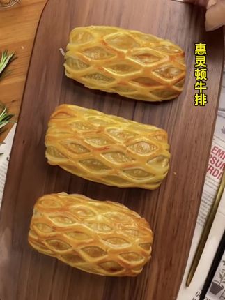 #惠林顿牛排 家里小朋友不爱吃饭的,可以试试这个会爆汁的惠林顿牛排包,营养又好吃,外面是酥脆的酥皮,里面包裹着大块厚切牛排,一口下去还会爆汁,口感丰富,大人小孩都爱吃。#惠林顿牛排包 #太解馋了 #舌尖美味 #嘎嘎好吃 @DOU+小助手