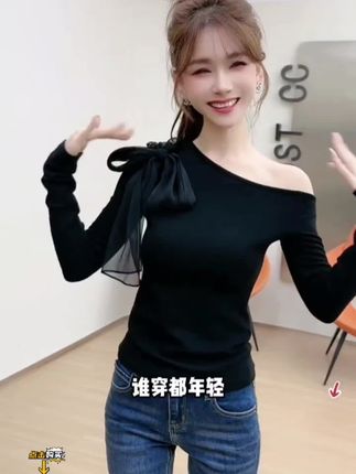 一衣六穿的#斜肩上衣 简直是所有女生的梦中情衣啊✨飘带设计俏皮可爱又时尚!单侧露肩设计直接把锁骨线条拉到满分💯,慵懒又带点小性感~这个秋天做朋友圈最会穿的氛围感美女! #氛围感穿搭 #打底衫推荐 #气质这一块拿捏死死的 #纯欲天花板