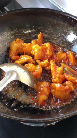 配方是跟着村驴博主学的,多加了一点番茄酱,看到别的博主放了,结果就是出奇的好吃😋,大家快去做#美食教程 #番茄锅包虾 @抖音小助手 #美食制作 #真实生活分享