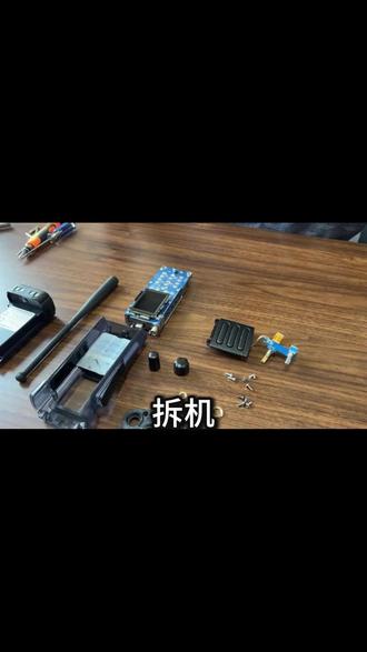 宝峰新款对讲机,拆开看看怎么个事 #宝峰对讲机#对讲机#对讲机调频教程#对讲机终于派上用场了