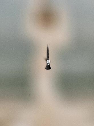 蔡依林《Fish love》MV高清写真照 源自哲学家 Dr.Abraham J. Twerski的“鱼之爱”理论,蔡依林《Fish Love》MV 跳出情爱叙事窠臼,以视听语言解构错位爱恋的真相—很多人把满足自我需求当作爱,如同吃鱼只为填补欲望,而非真正珍视对方,这种掠夺式的情感终将吞噬彼此。MV里反复出现的黑影是占有欲的具象化,沙漠的荒芜是内心的空洞,高空的绝境是觉醒的契机,水下的沉沦是挣脱前的最后挣扎。“Part of me is in you”的歌词回响中,蔡依林从卑微迎合的迷失,到直面执念的坚定,最终完成与消耗式关系的彻底切割,诠释“爱不是交付自我,而是保持边界后的真诚相拥”。#蔡依林 #蔡依林演唱会 #蔡依林新专辑 #蔡依林新专辑pleasure #蔡依林fishlove