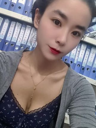 世界那么大,有人给你难堪,有人给你解围,有人欺你如泥,有人疼你入骨,有人揣着私心让你大度,有人揣着明白搪塞你的委屈,更有人站在自己的立场指责你不迁就,总之都让你学会成长,善良有尺,退让有度#生活碎片 #人性和现实