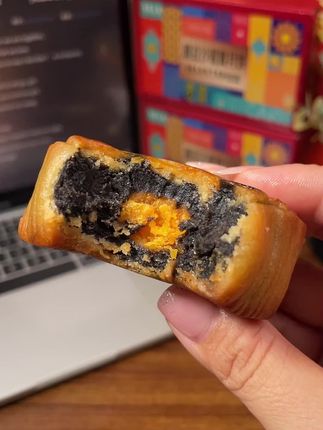 小时候就爱吃这种老式月饼,终于被我找到了!还是以前的味道,豆沙超细腻,入口即化,而且个个都有大大的咸蛋黄,软糯香甜,口感绵密,甜度刚刚好,一点都不会腻。大人小孩都喜欢吃#解馋 #中秋节#月饼#月饼大赏 #这也太好吃了