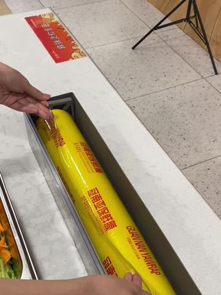 专为商用大卷保鲜膜切割盒,自带双向滑刀切割,切割后留有余头,下次使用方便快捷!一键切割,整齐方便哦!#PVC保鲜膜 #保鲜膜切割器 #水果店日常 #餐饮人 #橙蓝紫多彩生活