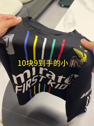 立秋后,早晚温差大,柚柚买到一件潮牌的长袖T恤,上身太帅气了!面料柔软舒适,透气性也很好。条纹撞色的设计经典百搭,随便搭配一条裤子都特别的洋气,家有男宝的赶紧安排!