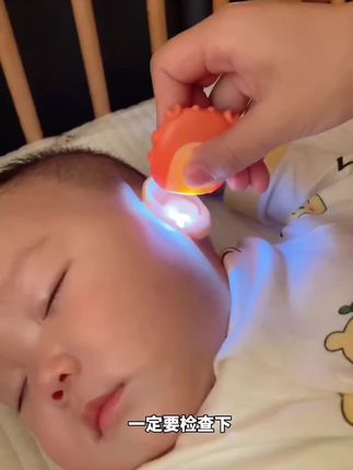 宝宝经常抓耳朵这个动作要重视⚠️不然久了宝宝会很不舒服,用这个会发光的#掏耳勺 带放大镜和小镊子,清理宝宝耳朵太方便了#母婴好物 #宝宝护理#发光掏耳勺