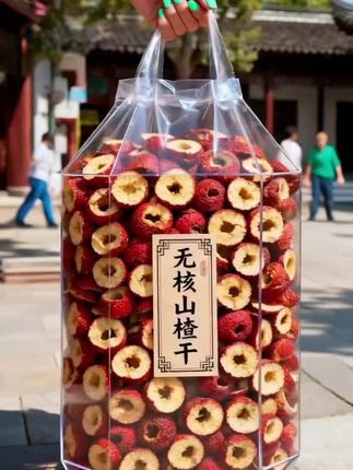 选当季饱满山楂,经晾晒制成干品。色泽暗红带润,果肉厚实有质感。凑近能闻见清冽的酸香,带着阳光晒过的干爽。入口先是微酸,后有淡淡回甘,肉质柔韧有嚼劲,保留着山楂本真的鲜活滋味。#优质农产品 #无核山楂干 #喝出好气色
