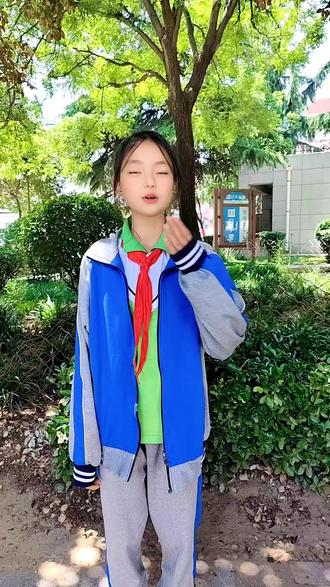 小小心里话,满满感恩情💐
六年级孩子们母亲节告白视频上线~
稚嫩嗓音,诉说心底温柔;
句句真心话,藏着对妈妈最纯粹的爱意。
每一句真诚倾诉,都是送给妈妈最好的礼物🎁
岁月温柔,感恩一路有妈妈默默陪伴。
致敬平凡又伟大的母爱,
愿所有妈妈:平安喜乐,永远被温柔以待,母亲节快乐!