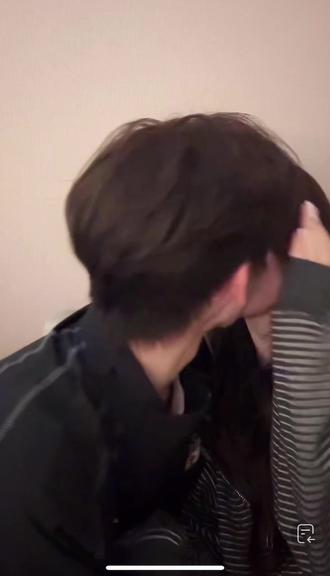 愉阳直播亲亲!!!完整版! 啊啊啊啊啊啊啊啊啊下播前两人都特别害羞!!!hyy直播中好几次都忍不住想亲点大王!哈哈哈#怦然心动20岁 #愉阳 #愉阳99 #张照愉 #张照愉胡祎阳