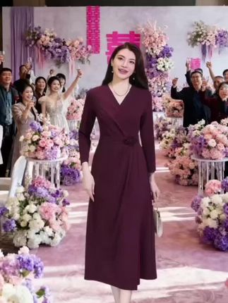 秋季气质显瘦连衣裙 #婚宴礼服#时尚连衣裙#优雅穿搭#婚礼时尚#深紫色时尚@巨量千川 @DOU+小助手 @DOU+上热门