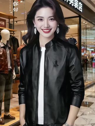 家人们!这件春秋立领皮衣夹克真的是型男必备~ 立领设计一穿就显精神,皮衣质感摸着细腻有光泽,软乎乎的不僵硬,穿在身上舒服又有范儿。   春秋穿厚度刚好,不厚不闷还挡风,日常出街、上班通勤都合适,百搭到没朋友——内搭T恤随性休闲,配衬衫带点利落感,搭牛仔裤、休闲裤都出彩。   版型合身不臃肿,藏肉又显身形,细节做工扎实,针脚工整看着就耐穿。现在这天气穿正合适,想添件有格调又实穿的外套,赶紧安排上,早穿早出片!#男士穿搭 #男生穿搭 #品质男装 #穿出自己的风格 #秋冬都市硬核穿搭