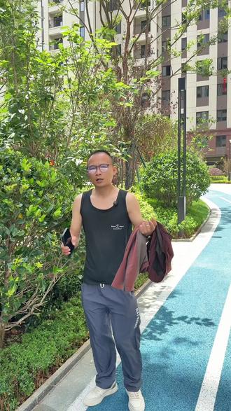 临沧中骏二期170平,兼具实用与美观的现代中古风! 临沧中骏二期这套170平的户型,业主朋友一开始就明确说要简洁实用为主,但又怕空间太单调,最后决定走现代中古风路线~#临沧装修#现代中古风#中骏二期#临沧#装修设计