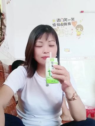 这个苹果汁零添加,只有水跟苹果汁,我自己都喝了无数箱,挺好喝的,酸酸甜甜的小孩特别爱喝-13块9 ,12瓶,有需要的点击下方链接,直接购买,生活就是要像我这样,每天笑一笑,烦恼全抛掉🌹🌹🌹🌹大中午的,吃饱饭来一瓶超解腻的,
