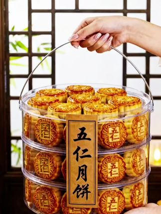 五仁月饼,告别廉价碎仁,精选当季新鲜的五种优质坚果,杏仁脆爽、核桃醇香、花生绵软,每种口感都鲜明可辨。加入少量冬瓜糖调和甜度,再用秘制糖浆拌匀内馅,既有坚果的颗粒感,又有恰到好处的粘连度。 饼皮沿用传统起酥工艺,烤后酥松掉渣却不散形,咬下时先尝到饼皮的麦香,接着果仁的香脆瞬间绽放,最后冬瓜糖的微甜收尾,层次丰富不单调。不管是自己解馋,还是送给亲友,都能让人感受到中式点心的用心,重新发现这份被忽略的中秋美味。#五仁月饼 #月饼 #美食 #强烈推荐 #好吃不贵经济实惠 @抖加🔥上热门🔥dou+🔥热点宝