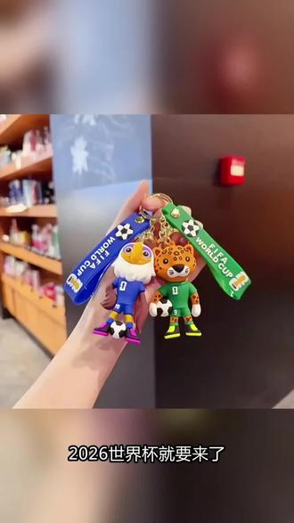 2026年美加墨世界杯官方吉祥物分别是加拿大的驼鹿“梅普尔”、墨西哥的美洲豹“萨尤”和美国的白头海雕“克拉奇”。
梅普尔(Maple):代表加拿大,是一只热爱街头文化与音乐的驼鹿,定位为守门员,象征创造力与勇敢精神。它的形象体现了加拿大丰富的文化和多元性,同时与人们建立联系,遍布全国各省份和地区。
萨尤(Zayu):代表墨西哥,是一只来自南部丛林的美洲豹,定位为前锋,象征团结与欢乐。它体现了墨西哥丰富的文化遗产和敏捷机智的特质。
克拉奇(Clutch):代表美国,是一只白头海雕,定位为中场核心,充满冒险精神和乐观态度,象征探索精神和文化包容性。
#热门 #世界杯 #钥匙扣 #创作者中心 #创作灵感