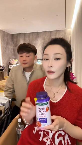 网红小粉瓶 精致女生必备发肤甲软糖!#子豪琳琳#发肤甲#发肤甲软糖#好物分享#自然之宝升级款发肤甲软糖