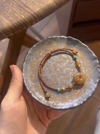 且末金山糖平安扣 料子老,非常润 正儿八经的老熟料,外面一颗珠子都要500左右,这款手链戴在手上和秋冬很适配 糖玉随光流转,温柔不张扬