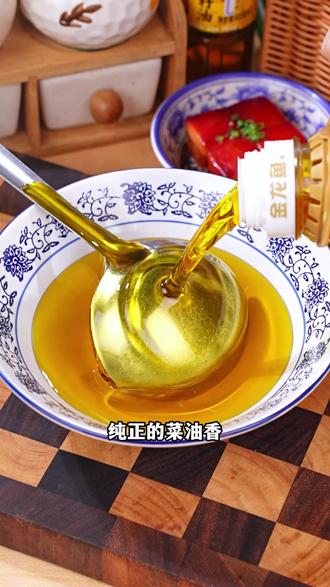 打开瓶盖就是浓郁纯正的菜油香,小时候的味道童年的记忆~ #金龙鱼#外婆乡小榨菜籽油#菜籽油#炸酥肉