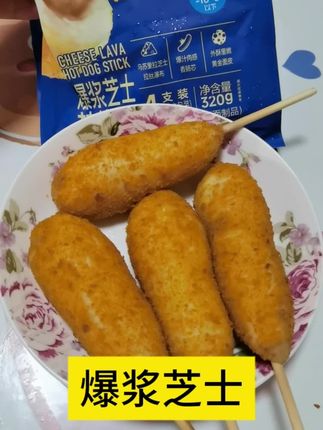 这个会拉丝的芝士棒太火了,孩子们也要吃!它里面是满满的芝士夹心,吃起来香甜拉丝,一口下去超满足。而且它的配料很干净,平时当个早餐或者夜宵都很不错,喜欢的朋友赶紧试试吧!#芝士棒 #太好吃了 #早餐 #美食