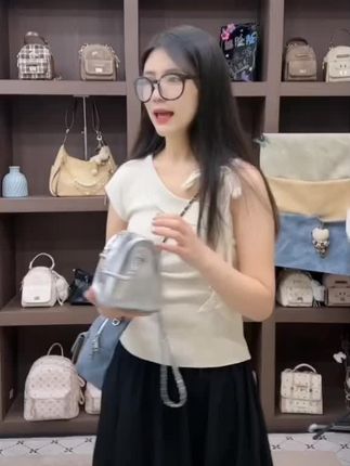 艾米兔女包2025新款纯色简约时尚手提包休闲通勤百搭单肩斜挎包#新款包包 #潮流女包 #百搭包包 #时尚美包 #单肩包