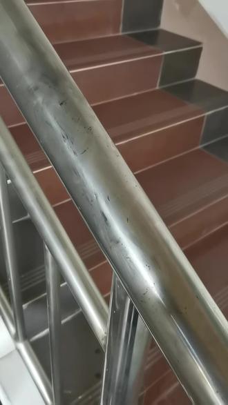 楼梯扶手焕然一新!强力去污除锈保养液轻松搞定锈迹斑斑 家里有铁艺家具、金属门窗、阳台护栏的朋友看过来!这款清洁好物能轻松搞定各种顽固污渍!#好物推荐🔥 #居家必备 #不锈钢光亮剂 #厨房清洁神器 #全网都在学的年前大扫除焕新攻略