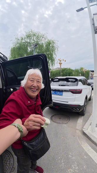 重走长征路偶遇拦车老人 河南人刻在骨子里的不愿欠人情,来到河南哪里都是家!#河南老家 #重走长征路 #自驾 #搭车