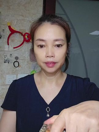 姐妹们,现在这个重组胶原抗皱蛋白面霜又换新包装了#重组胶原蛋白 #抗皱 #面霜