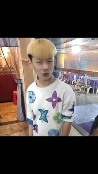 突然觉得那些精神小妹挺好的,一旦喜欢上你,她不会嫌弃你穷,也不会嫌弃你丑,她就是那么的喜欢你,黏着你,她最大的奢望,就是你能多陪陪她,陪她去玩,去逛逛。
更何况,她并没有那么物质,她也可以像成年人一样,希望能和你一起共患难,不嫌弃你穷,能陪你富
我觉得(个人观点):那些精神小妹,她们就是缺爱(不是骂人)需要一个人去关怀她,关心她,爱护她,保护她,她需要的就是那一份安全感,只要你足够爱她,你就能带她脱离这个群体(精神小妹)
仅代表个人观点!
每次和朋友讲述的时候,他们都会嘲笑我,竟然喜欢这种精神小妹
但是我真的觉得她挺好的,如果真的让我遇到了这样的人,我一定会珍惜爱她喝护她,不会让她伤心,给过她足够的安全感和爱(来个白虎)