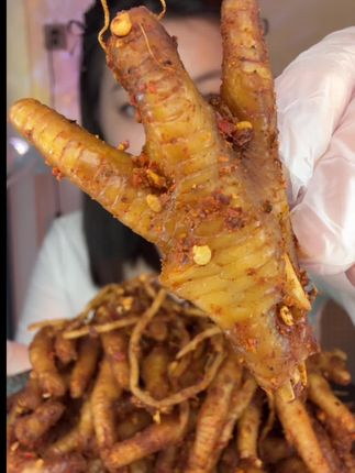 云南特色西盟山佤味鸡脚,香辣过瘾,鸡爪Q弹,肉质紧实有嚼劲,真的越啃越上瘾,好吃到停不下来,每一口都是幸福的味道,还有肉香味好好吃🤤只推荐佤味鸡脚的选项,里面只有鸡脚和少量撇菜根,撇菜根是韭菜和小葱的味道,鸡脚不是冷冻鸡,现做现发,没有添加剂防腐剂,辣椒也是辣嘴不辣心,放心吃,微辣是火鸡面一半的辣度,中辣是火鸡面辣度,特辣是生吃小米辣#佤味鸡脚 #哎呀妈呀太香了 #就是这个味造就完了 #超过瘾系列#好吃到停不下来