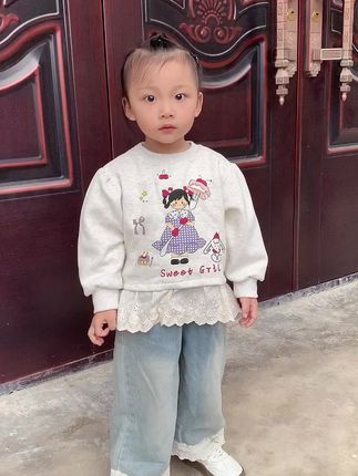 从她出生 我们就没有分开过 我参与 她所有的成长翻身坐立 爬行 走路 她的每一次改变 都给了妈妈莫大的惊喜 而我会努力的记录着你的成长 珍惜陪伴你的每一天每一刻 因为我知道你会马不停蹄的长大 而以后的我终有一天 会很怀念怀念这个时候小小的你