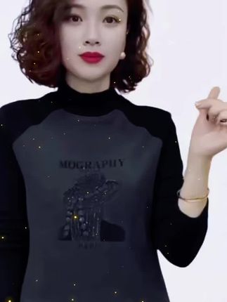 啄木鸟秋冬新款保暖打底衫,妈妈装首选!双面绒材质,亲肤柔软,保暖性拉满,秋冬穿超舒服。半高领设计护颈防风,长袖款式贴合身形不臃肿。 简约百搭款,内搭外穿都合适,搭配外套或单穿都利落,给妈妈温暖又体面的穿着体验,现货速发不用等~ #啄木鸟打底衫 #秋冬妈妈装 #双面绒保暖衣 #半高领长袖 #女士上衣