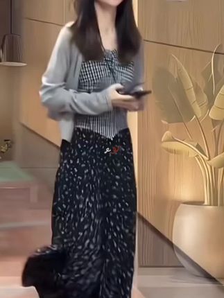 #秋季流行穿搭一整套女2025新款开衫格子吊带高腰碎花半身裙三件套 @美美辰