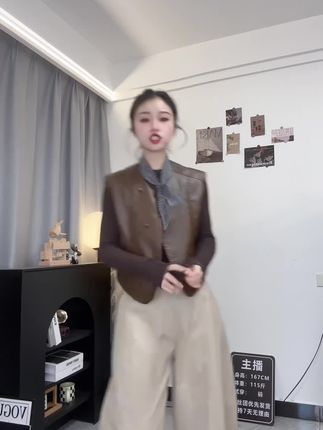 欧货复古PU皮马甲女外穿2025春季新款安可拉红无袖坎肩皮马夹外套#马甲外套 #无袖马甲 #皮马甲 #无袖皮马甲 #谁穿谁好看