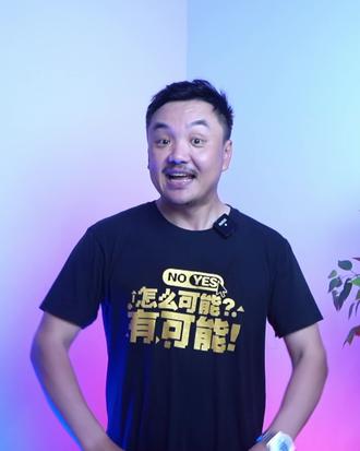 李宗伟是老板吗?霸王茶姬的传奇故事霸王茶姬,这个风靡全国的茶饮品牌,背后有着一个令人振奋的创业故事。对中国传统茶文化有着深厚的感情与执着。在一次旅行中,灵感迸发,立志将传统的中国茶文化融入现代茶饮市场,并创建了霸王茶姬。通过无数次的尝试,调制出了既保留传统茶香,又适合年轻人口味的茶饮。凭借着对品质的严格要求和独特的品牌定位,霸王茶姬迅速在茶饮市场中脱颖而出。品牌的名称霸王茶姬。从一个不起眼的小茶馆,发展成为茶饮界的领导者,在全国范围内拥有数百家门店,且深受年轻消费者的喜爱。坚持选用最优质的茶叶,配合现代工艺,让每一杯茶饮都能传递出传统茶文化的精髓。如果你也对霸王茶姬的品牌故事感兴趣,不妨走进他们的门店,亲自体验这一杯茶所承载的文化与匠心!#霸王茶姬 #创业故事 #茶文化 #现代茶饮 #匠心品质