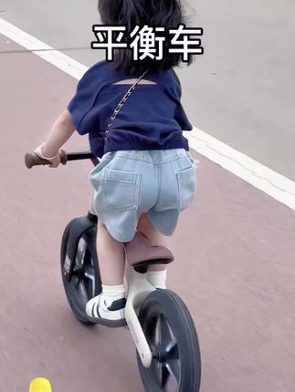 #打开异世界的100种方式  每天2小时的户外运动#儿童平衡车  多骑车锻炼孩子平衡能力#骑上心爱的自行车 #平衡滑行车 #平衡自行车