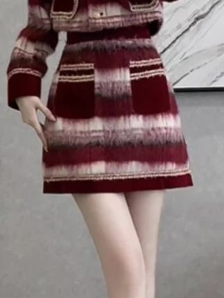 法式小香风格子毛呢外套套装女秋冬季高级感新年战袍半身裙两件套#超好看 #漂亮衣服 #今年最流行穿搭 #红色系 #时尚穿搭女装