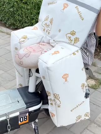 天冷了骑电动车接送孩子上学放学,就背上这个电动车后座挡风被,加厚加大,坐车再也不怕冷了。#电动车挡风被 #电动车后座挡风被 #挡风被 #电动车挡风