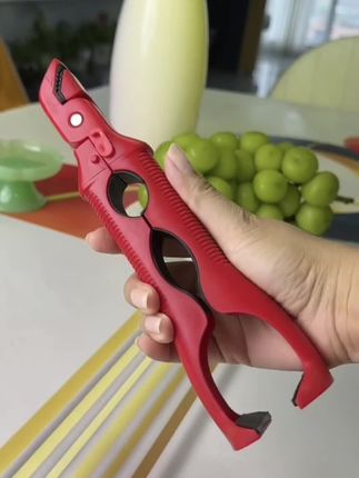 还在用抹布端热菜的姐妹们注意了,现在都用这种三合一#防烫夹 了,它不仅可以防滑,还可以隔热,再也不用担心烫到手了。它可以轻松夹住各种不同大小的碗碟,真的是太实用了!#厨房好物 #三合一防烫夹 #防烫夹碗器 #防烫夹提盘器 @DOU+小助手