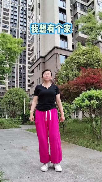 好喜欢的舞和曲,跳了N遍没跳到,感觉自己像个刚上发条的机器人,僵硬且充满机械故障!哈哈😃😃,贵在坚持,锻炼身体开心就好!㊗️路过的友友们周末愉快!开心每一天!🌹🌹🌹