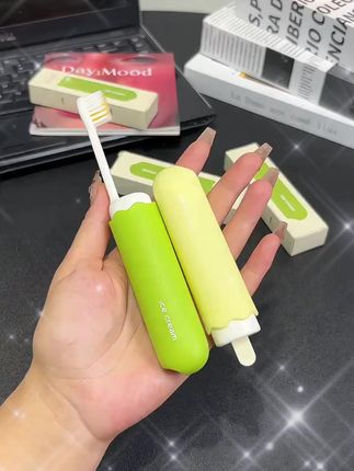 新款奶油旅行折叠牙刷,小巧便携配色简约,舒适到爆! #折叠牙刷 #便携小巧 #软毛刷头 #卫生收纳 #奶油款牙刷