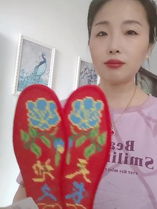脚底出汗烦恼解决!吸汗透气绣花鞋垫来啦! 冬天脚底容易出汗打滑?这款吸汗防滑、保暖又舒适的鞋垫帮你解决!#好物推荐🔥#透气舒适#透气舒适不臭脚#我的手工作品#防臭鞋垫