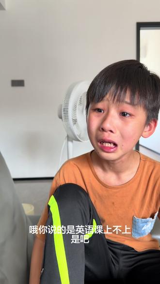 笑麻了!不知道的还以为你受了多大委屈? 大概就是说,
他前几天问我61上不上课,我说不上,学校放假!
结果他以为这个星期补习班的英语,因为61放假不上课(61是周一,补习班是周六上午)
然后他就没做补习班作业!
然后发现要上课。
就要我发作业,结果我发错了…
然后自己慌慌张张补作业又没补好
然后周六上补习班,就被罚了…
回来特别委屈,哭半天抱怨我…
我也是笑不得了~哈哈哈哈
#小学生 #母子日常 #武汉话 #61儿童节 #假期