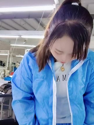 平时上班的时候是不是觉得衣服总是很脏?那就试试这件防尘服吧,它是防尘防静电的设计,可以有效防止灰尘粘到身上,让你的工作更轻松!而且它的面料柔软舒适,穿起来一点也不闷热。
