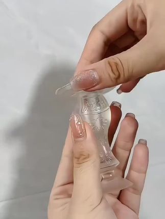 只要把这个小东西往墙上一粘,在开门的时候就有缓冲了,可以直接吸住门框#门吸 #防撞静音门吸 #免打孔 #硅胶门吸 #硅胶门吸防撞