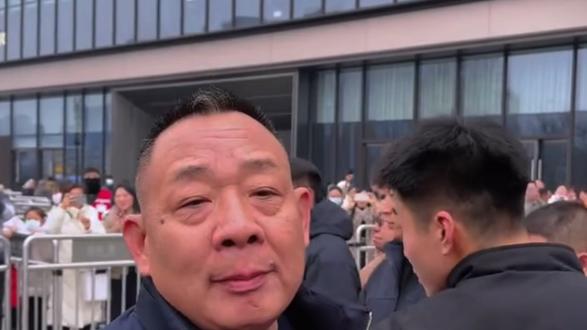 胖东来撕开 谁的遮羞布 当无数企业在扩张与盈利的焦虑中迷失方向,胖东来用近30年的沉淀证明,
商业的本质从来不是收割与压榨,而是共生与共赢:
员工的幸福、顾客的信任、社会的认可,从来都不是企业发展的“成本”,
而是支撑企业穿越周期、行稳致远的核心底气。
这种以“人”为核心、以“善”为底色的经营模式,不仅让胖东来在零售行业中独树一帜,
更引发了中国商界对商业伦理与发展路径的深度反思。
当“内卷”“压榨”“割韭菜”成为部分企业的生存常态,
当“上市套现”“规模扩张”成为很多企业家的终极追求,
胖东来用自己的实践,撕开了传统商业的浮躁面纱,给出了另一种可能:
商业可以不冰冷,企业可以有温度,盈利与善意从来不是对立关系,
而是相辅相成的共生体。