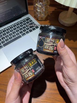 这黑芝麻酱香到跺脚!抹面包超绝,一勺下去满嘴芝麻香,早餐加它香翻倍!#六必居 #黑芝麻酱 #强烈推荐 #解馋