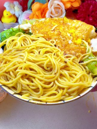 今天吃粗粮玉米面,一包有半斤重,是2个人的份量了,没有乱七八糟的添加,早餐晚餐煮几分钟,搭配自己喜欢的肉和鸡蛋配菜就可以,好吃还饱腹!#真的很好吃 #玉米面 #玉米面条