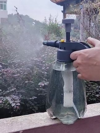 气压式喷壶 9块8!到手一个这么大的气压喷壶,还是1.5L大容量的,喷雾细腻,水柱有劲,转动喷嘴可调节出水状模式,细密水雾强劲水柱随意切换,喷洒范围很广,还可配加长喷管,浇花浇菜消毒喷药搞卫生洗车都可派上用场,真的太好用了!#喷壶#气压式喷壶#养花必备#好物推荐#园艺喷壶