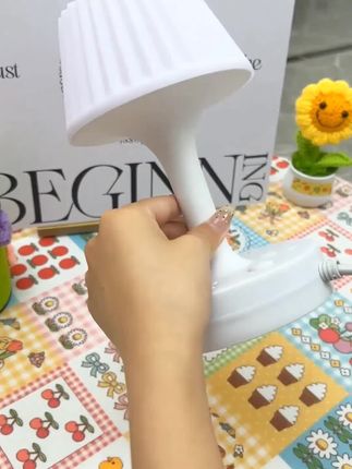 床头放这样的插板既不方便也不好看。在网上买了一个这样的小台灯,它的灯光是可以调节的,而且上面自带插板,然后这样按一下它就通电了,可以直接连接usb的接口,还自带一个手机支架哦,现在下单才十来块钱一个,价格特别划算。创意多功能,护眼台灯插座,办公室宿舍床头都可使用