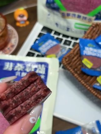 由鲜果打浆制成的蓝莓桑葚夹心山楂片,独立包装,开袋即食,品尝休闲零食的酸甜魅力#蓝莓桑葚 #夹心山楂 #鲜果打浆 #独立包装 #开袋即食